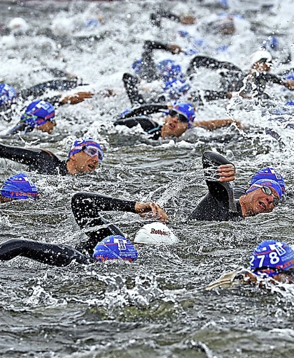 Im Triathlon geht es auch  beim Schwimmen  eng zu.   | Foto: Patrick Seeger