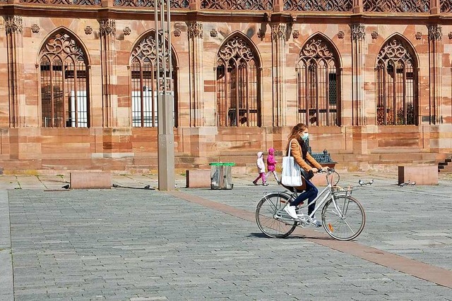 Eine Radfahrerin berquert den Platz am Straburger Mnster.  | Foto: Brbel Nckles