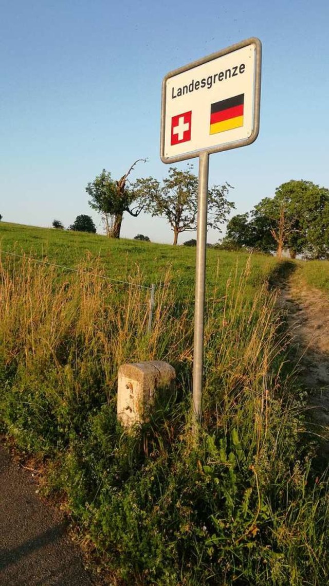 Landesgrenze zwischen Deutschland und der Schweiz auf dem Maienbhl.  | Foto: Kathrin Ganter