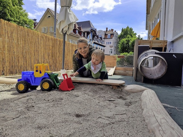 Kita-Leiter Kirsten Idler testet mit Matheo den neuen Sandkasten.   | Foto: privat