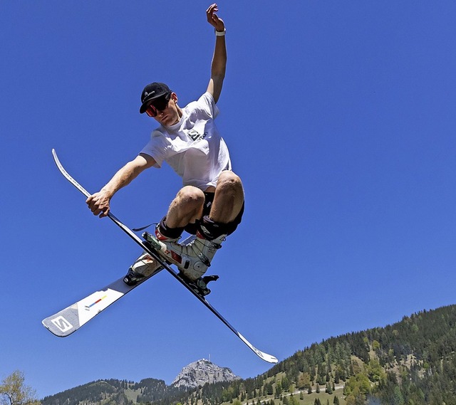 Ski-Freestyler David Zehentner ber den Dchern von Bayrischzell  | Foto: Peter Kneffel (dpa)