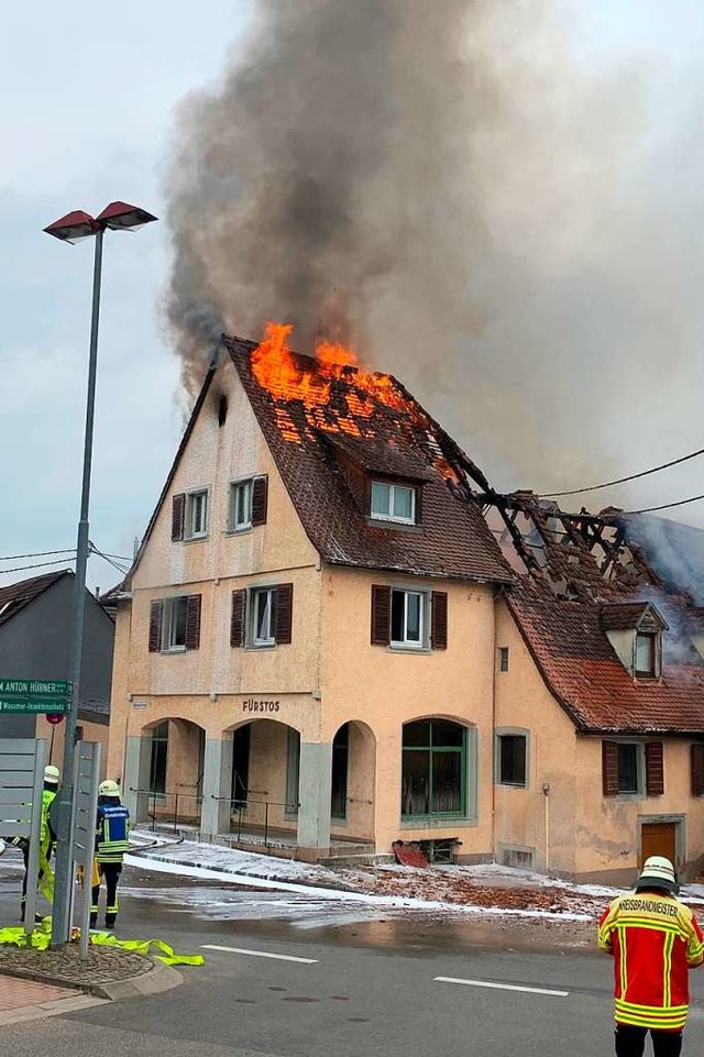 Der Dachstuhl der ehemaligen Mangelstube stand am Freitagmorgen in Flammen.  | Foto: Feuerwehr Ehrenkirchen