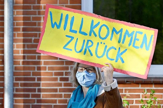 Willkommen zurck, so hie es vor zwei...r wieder in ihre Klassenzimmer zurck.  | Foto: Carsten Rehder (dpa)