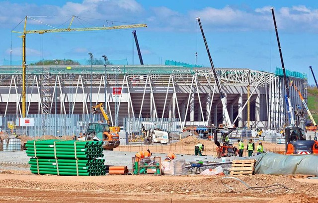 Whrend das Stadion am Flugplatz schne... ber die Klage von Anwohnern noch an.  | Foto: Michael Bamberger