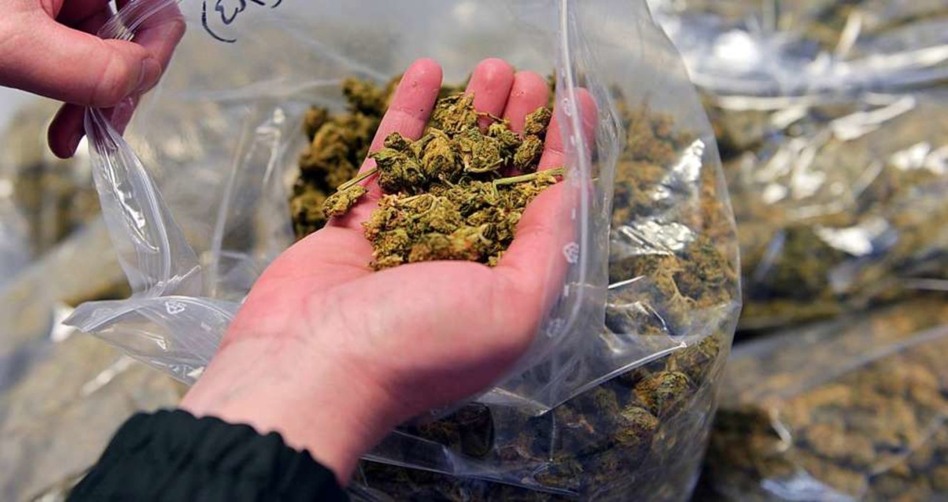 In Kissen verpackt soll eine Bande be...arihuana gehandelt haben. (Symbolbild)  | Foto: Stefan Puchner