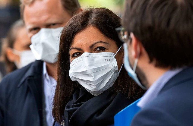 Weiterhin ein wichtiges Utensil: die Mund- und Nasenschutzmaske   | Foto: Michel Euler (dpa)