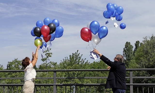 Zeichen der grenzberschreitenden Verb...n auf der Rheinbrcke Ballons steigen.  | Foto: Alexander Huber