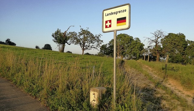Die Landesgrenze zwischen Deutschland ... auf dem Maienbhl in Lrrach Stetten.  | Foto: Kathrin Ganter
