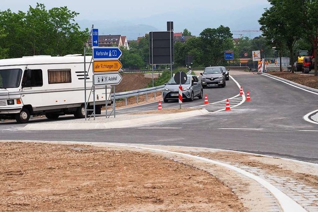 Die ersten Verkehrsteilnehmer passieren den neuen Kreisverkehr.  | Foto: Jutta Geiger