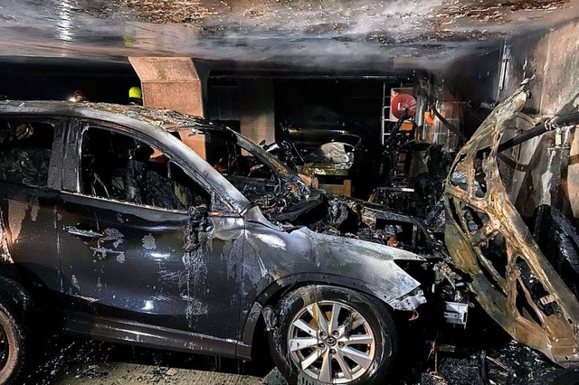 ber zwanzig weitere Fahrzeuge erlitten Rauch- und  Ruschden.  | Foto: Kantonspolizei Aargau