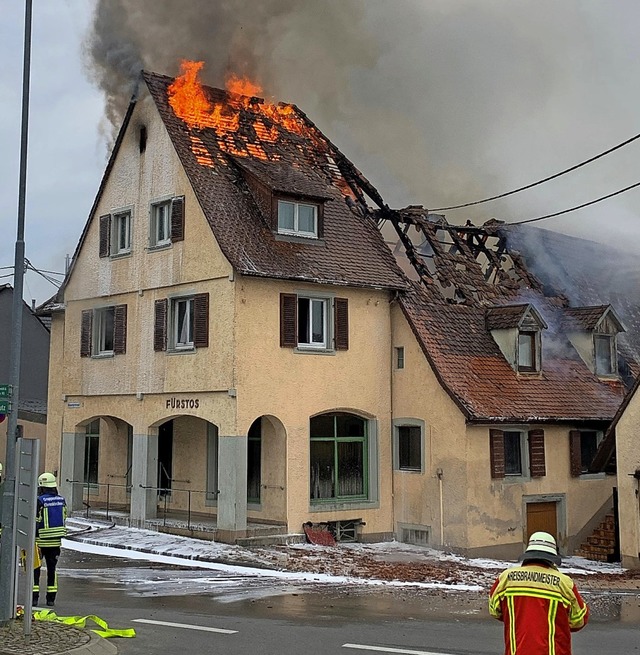 Der Dachstuhl des Hauses an der Niederdorfstrae stand in Flammen.  | Foto: Feuerwehr Ehrenkirchen