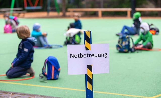 Kitas und Schulen fahren von Montag an...stellt die Stadt vor Herausforderungen  | Foto: Peter Kneffel (dpa)