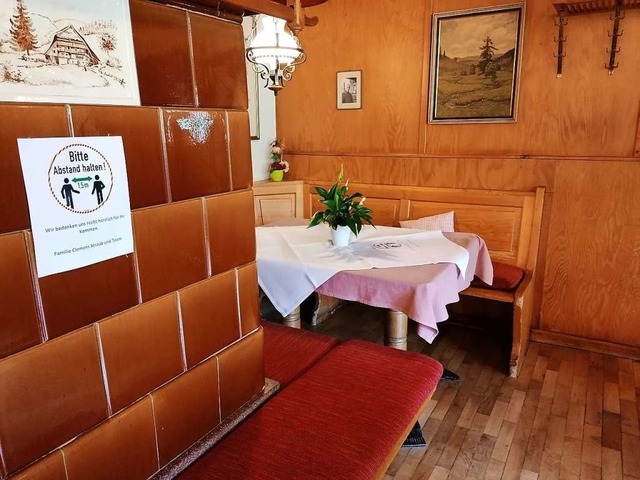 Die Ofenbank im Unteren Wirtshaus sorg...cherheitsabstand zwischen den Tischen.  | Foto: Silas Schwab