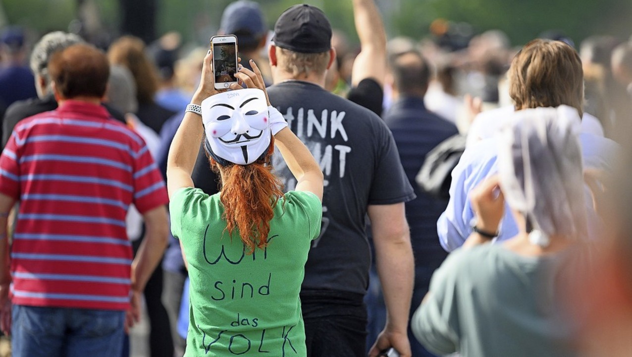 Demonstranten auf dem  Cannstatter Wasen in Stuttgart   | Foto: Sebastian Gollnow (dpa)