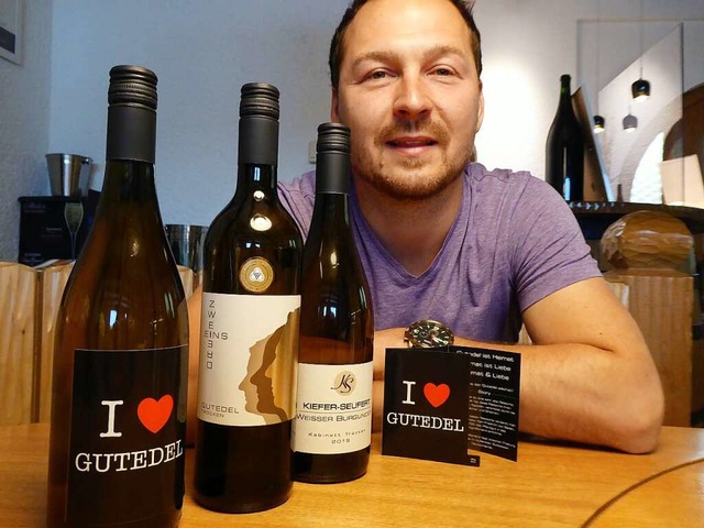 Philipp Kiefer mit Weinen und dem ausklappbaren Gutedel-Etikett  | Foto: Michael Neubauer