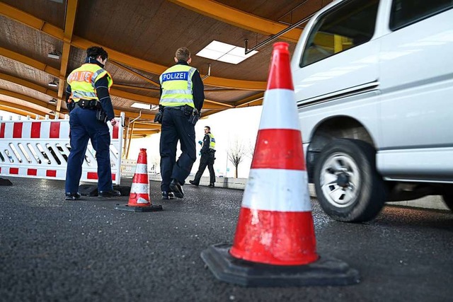 Die Lockerungen seien mglich dank der...rk zurckgegangenen Ansteckungszahlen.  | Foto: Felix Kstle (dpa)