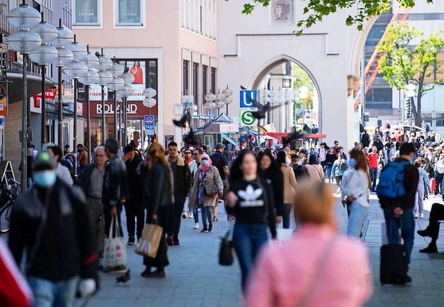 Die Innenstadt in Mnchen ist bei schnem Wetter belebt.  | Foto: Sven Hoppe (dpa)