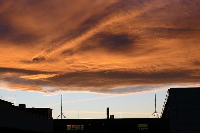 Unheimlicher Sonnenuntergang beim Fraunhofer-Institut.  | Foto: Hans Kanitz