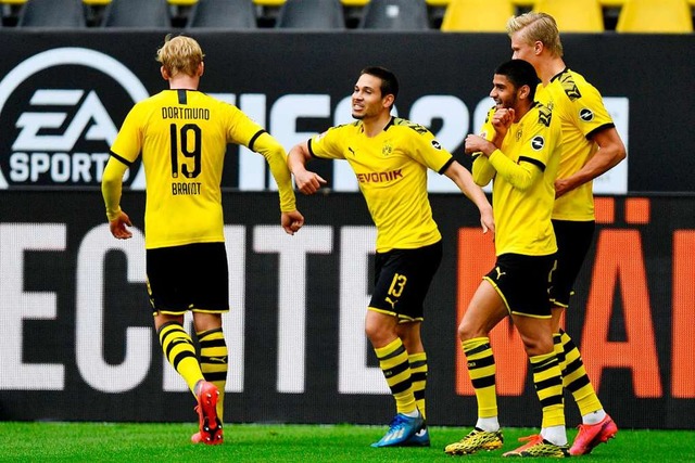 Ellbogen-Jubel auch beim BVB.  | Foto: MARTIN MEISSNER (AFP)