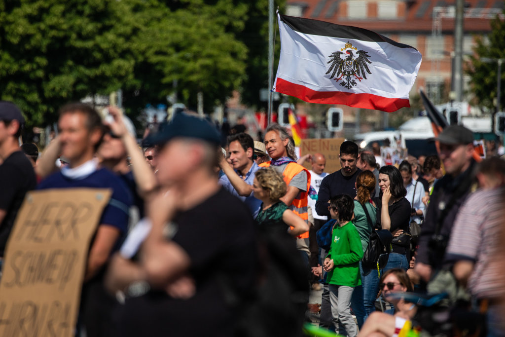 Erneut Tausende Bei Demo Gegen Corona-Regeln In Stuttgart - Stuttgart ...