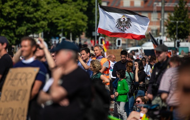 Erneut Tausende bei Demo gegen Corona-Regeln in Stuttgart  | Foto: Christoph Schmidt (dpa)