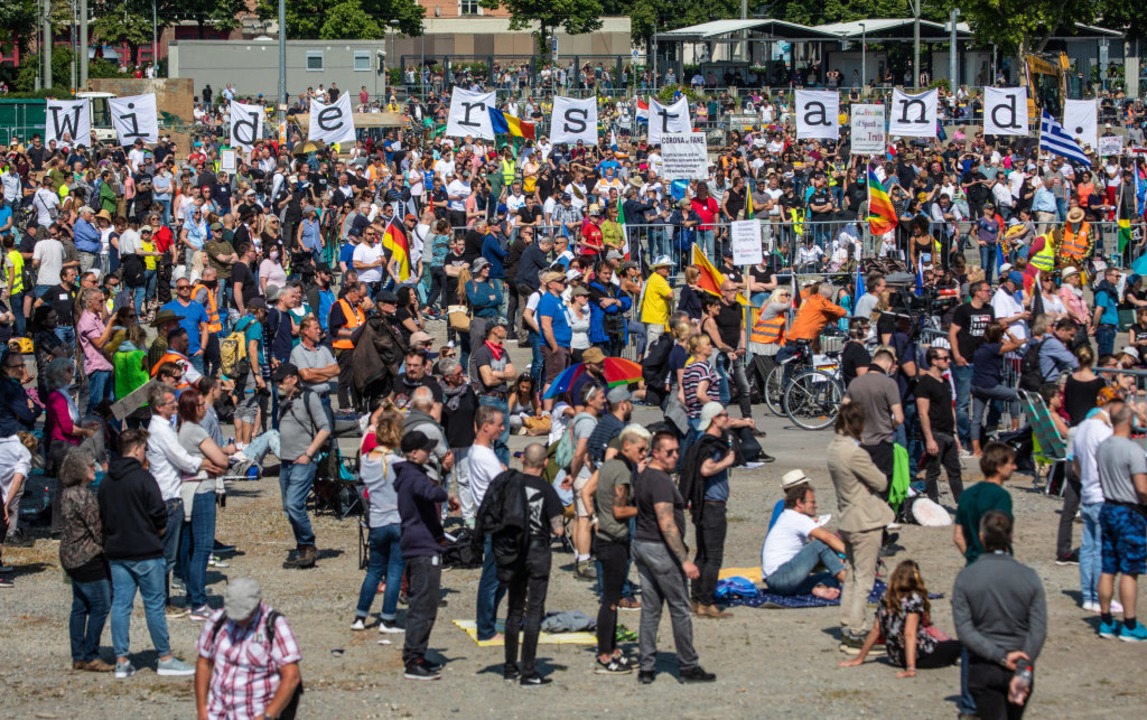 Erneut Tausende Bei Demo Gegen Corona Regeln In Stuttgart Stuttgart Badische Zeitung