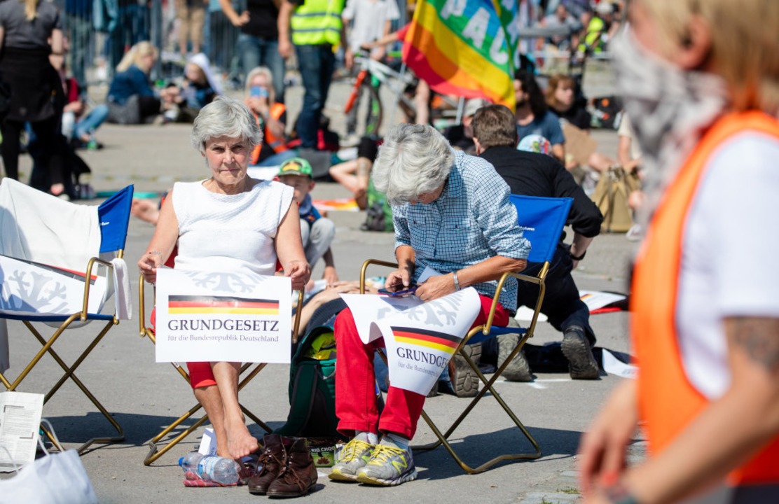 Erneut Tausende bei Demo gegen Corona-Regeln in Stuttgart  | Foto: Christoph Schmidt (dpa)