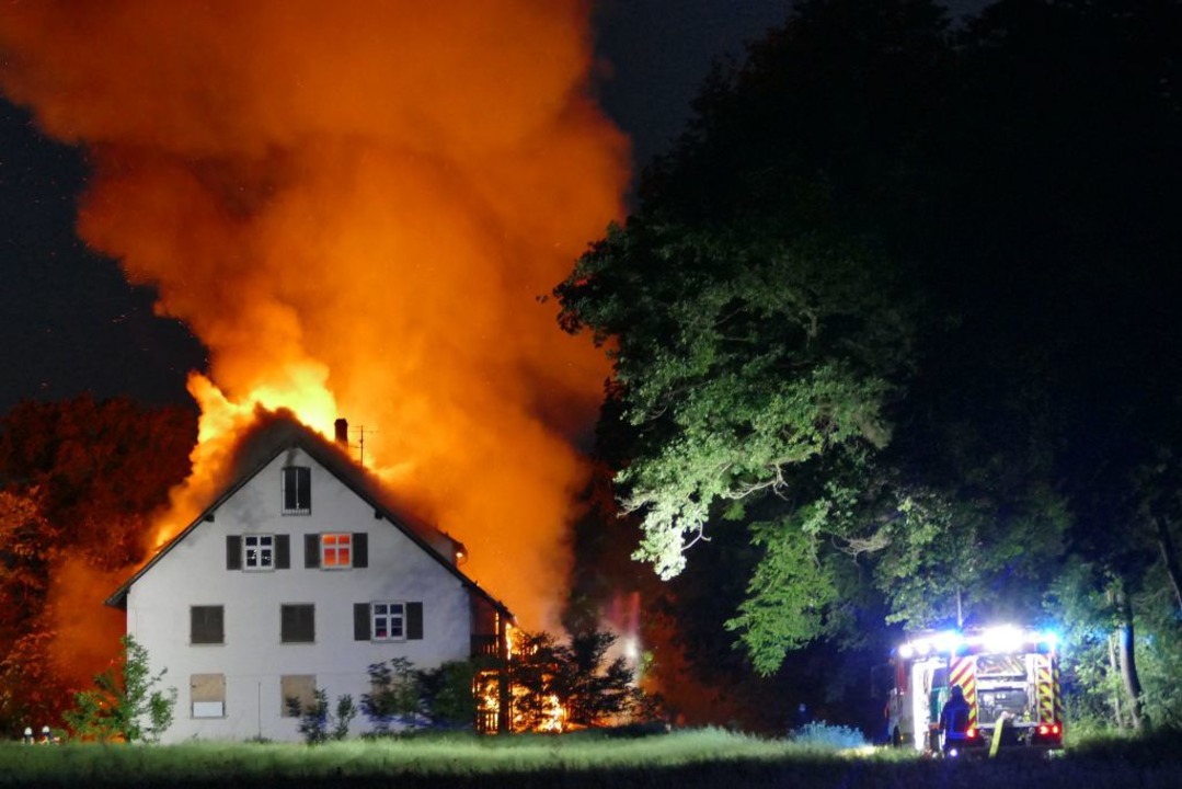 Das Gebäude stand am Samstag lichterloh in Flammen.  | Foto: Ulrich Senf