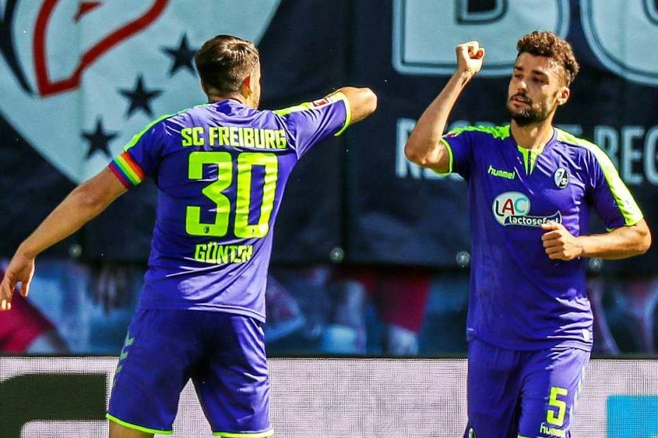 Nach Vorschrift: Die Freiburger Manuel Gulde und Christian Günter klatschen sich nach dem 1:0 mit den Ellenbogen ab. (Foto: Jan Woitas (dpa)) Nach Vorschrift: Die Freiburger Manuel Gulde und Christian Günter klatschen sich nach dem 1:0 mit den Ellenbogen ab. (Foto: Jan Woitas (dpa))
