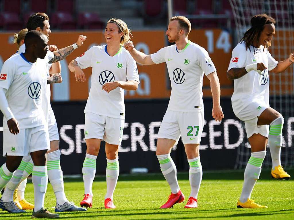 Wolfsburgs Jerome Roussillon, Torschtze Daniel Ginczek, Felix Klaus, Maximilian Arnold und Kevin Mbabu feiern das 2:1 in Augsburg.