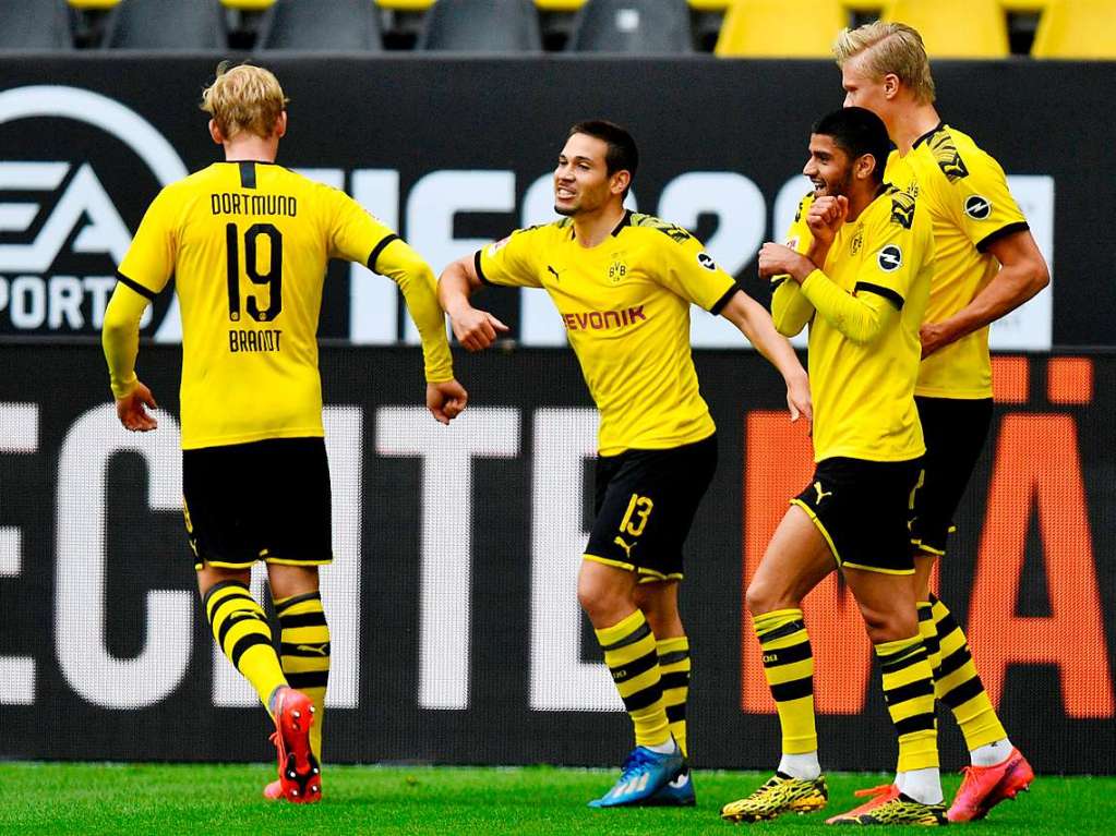 Gleich viermal konnten die Spieler von Borussia Dortmund am Samstag ihre Corona-Jubel-Qualitten unter Beweis stellen. Der Ellenbogencheck erwies sich als besonders praktikabel.