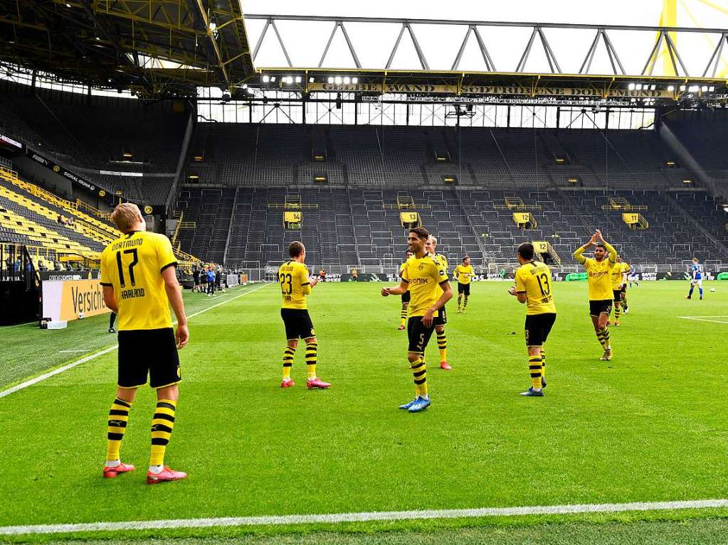 Dortmunds Torjger Erling Haaland fhrt nach seinem Tor zum 1:0 mit gebotenem Sicherheitsabstand vor seinem Mannschaftskollegen ein kleines Tnzchen auf.