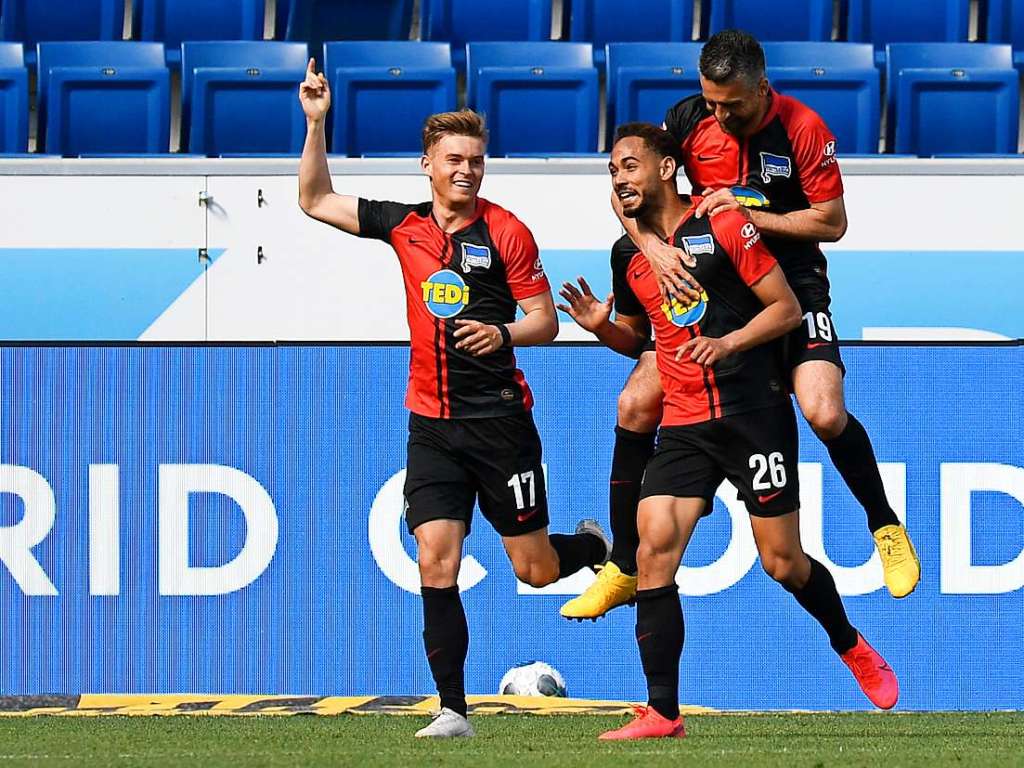 Im Freudentaumel kann das Abstandsgebot hier und da auch mal unter den Tisch fallen. Matheus Cunha von Hertha BSC nimmt nach seinem Tor zum 3:0 in Sinsheim  Vedad Ibisevic kurzerhand Huckepack.