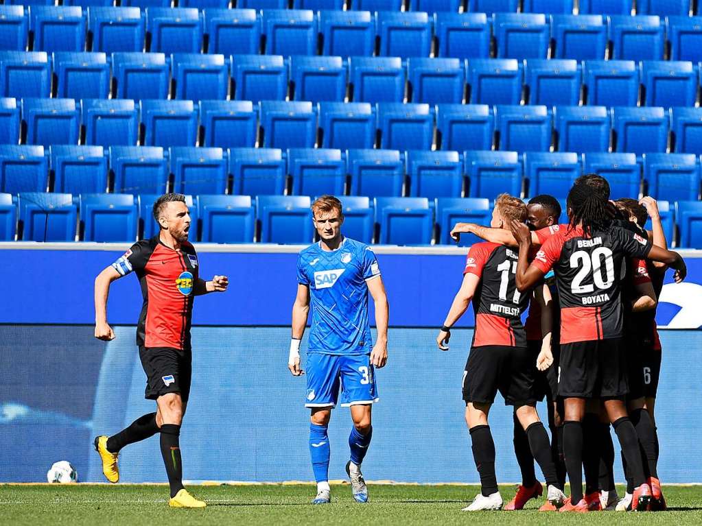 Wre die leere Tribne nicht im Hintergrund, knnte man glauben, dieses Bild  stammt aus Zeiten vor Corona. Dass sie nicht gemeinsam jubeln sollen,  vergessen die Spieler von Hertha BSC nach dem 1:0 fr einen Moment.