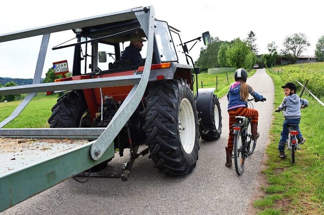 Wenn sich Traktoren und Radfahrer auf ...egegnen kann es  schon mal eng werden.  | Foto: Robert Bergmann