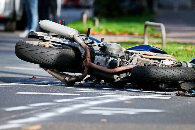 Ein Motorrad liegt nach einem Unfall auf der Strae. (Archivbild)  | Foto: David Young