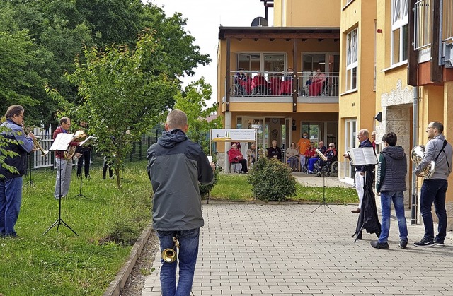 Der Posaunenchor der evangelischen Gem...arten mit einem kleinen Platzkonzert.   | Foto: privat