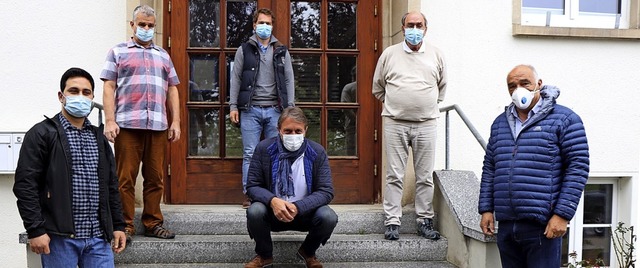 Mit Maske und gebhrendem Abstand (ste...reppe vor dem Rathaus Josef Haberstroh  | Foto: Dieter Maurer