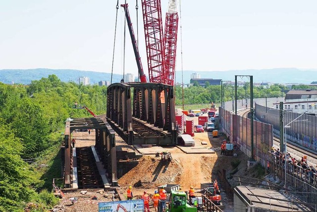 Endlich geschafft: Gegen 15 Uhr hing d...e der beiden Fachwerkbrcken am Haken.  | Foto: Herbert Frey