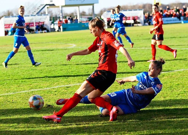 Patrycja Balcerzak (SC Sand, rechts) gegen  Klara Bhl  (SC Freiburg).  | Foto: Peter Aukthun-Goermer