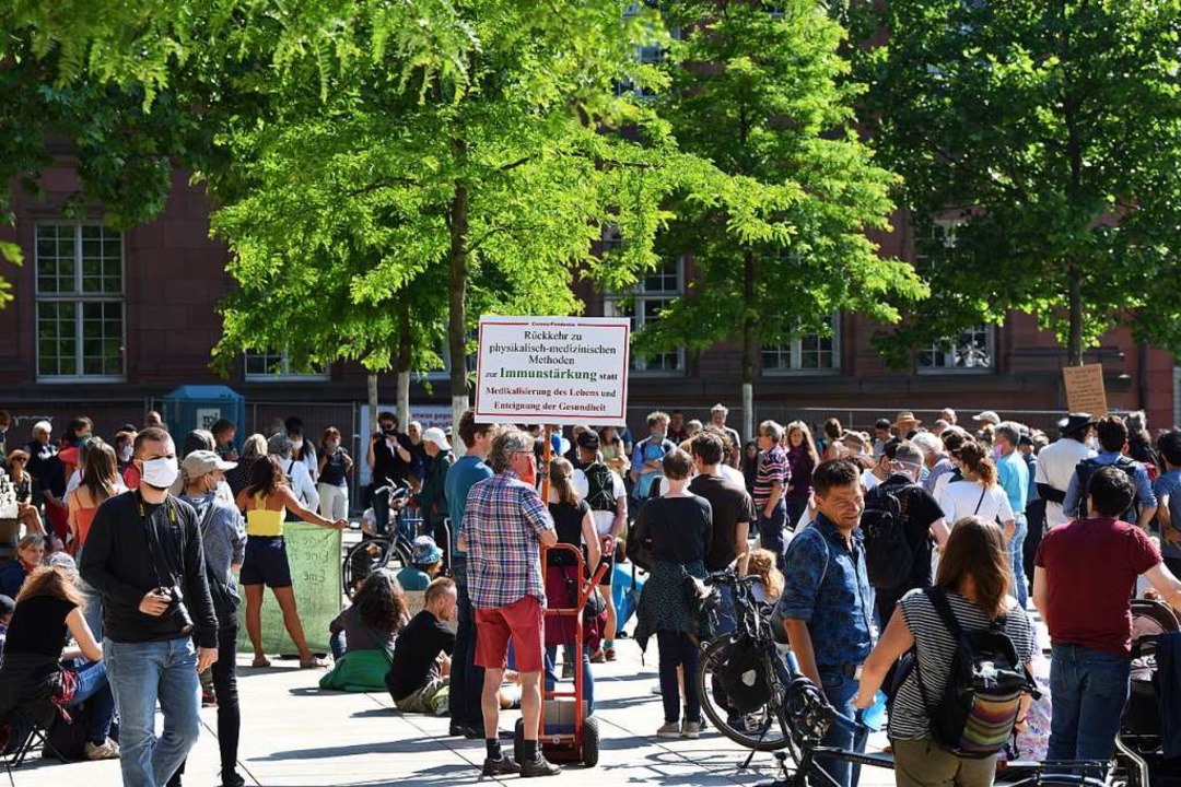 Protest gegen Corona-Regeln auch auf dem Platz der Alten Synagoge  | Foto: Rita Eggstein