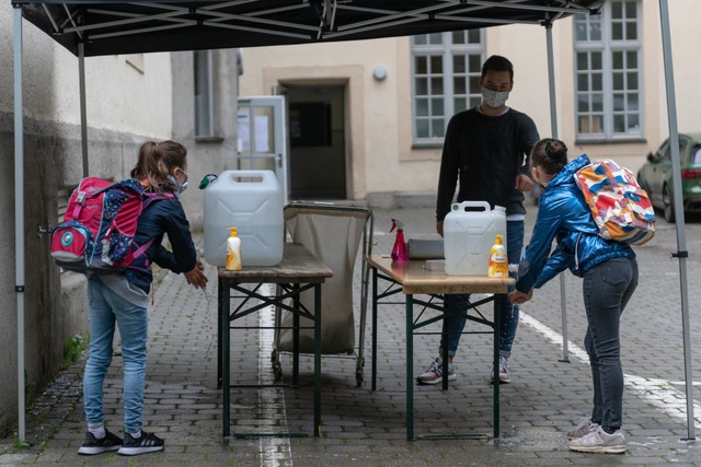 Mit der zunehmenden Wiederffnung der ...werkschaft Erziehung und Wissenschaft.  | Foto: Peter Kneffel (dpa)