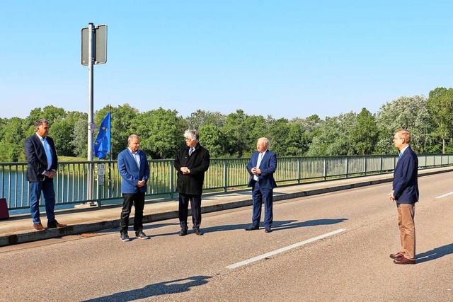 Europische Begegnung auf der Rheinbr...rat Hanno Hurth mit der Europaflagge.   | Foto: Ruth Seitz