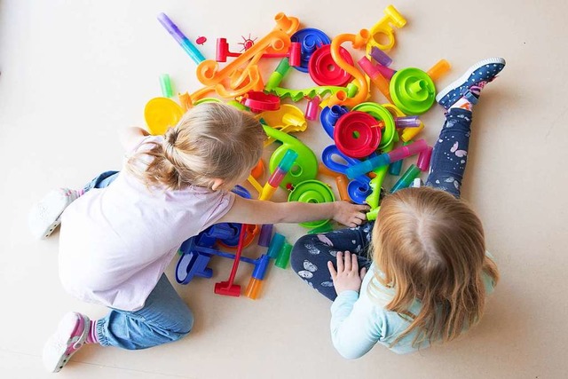 Bislang zahlen die Eltern in den Kommu... Kinder unterschiedlich hohe Beitrge.  | Foto: Sebastian Kahnert (dpa)