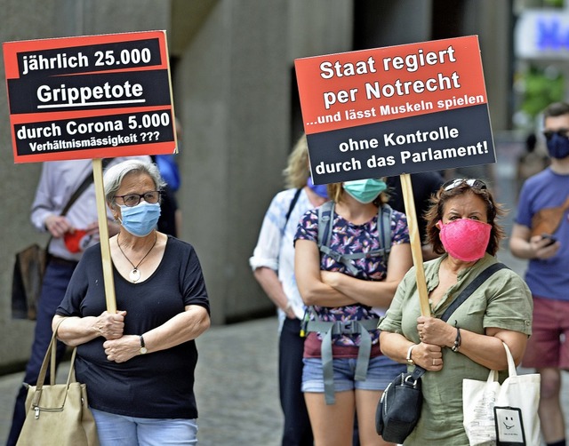 Protest mit Mundschutz und gewagten Ve...chen auf dem Mnsterplatz in Freiburg.  | Foto: Michael Bamberger