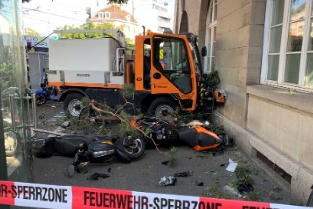 Die Mauer beendete die Geisterfahrt des Schwemmwagens.  | Foto: Kantonspolizei Basel