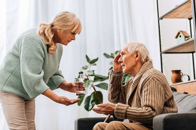 Manchmal trennen den pflegebedrftigen... von der weit weg arbeitenden Tochter.  | Foto: LIGHTFIELD STUDIOS  (stock.adobe.com)