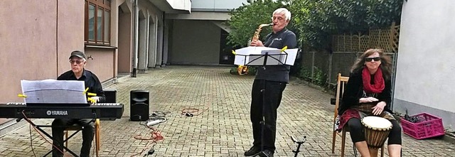 Chorleiter Herbert Kaiser und Bruder G... im Hof des Todtnauer Altenheims auf.   | Foto: Kaiser