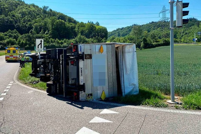 In der langgezogenen Kurve ist der Laster umgekippt.  | Foto: Kantonspolizei Aargau