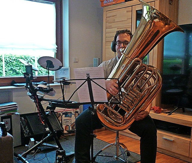 Benedikt Schwrer bei der Aufnahme der Tubastimme   | Foto: Nina Herrmann